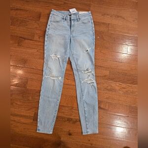American Eagle Women’s Light Wash Distressed Skinny Jeans